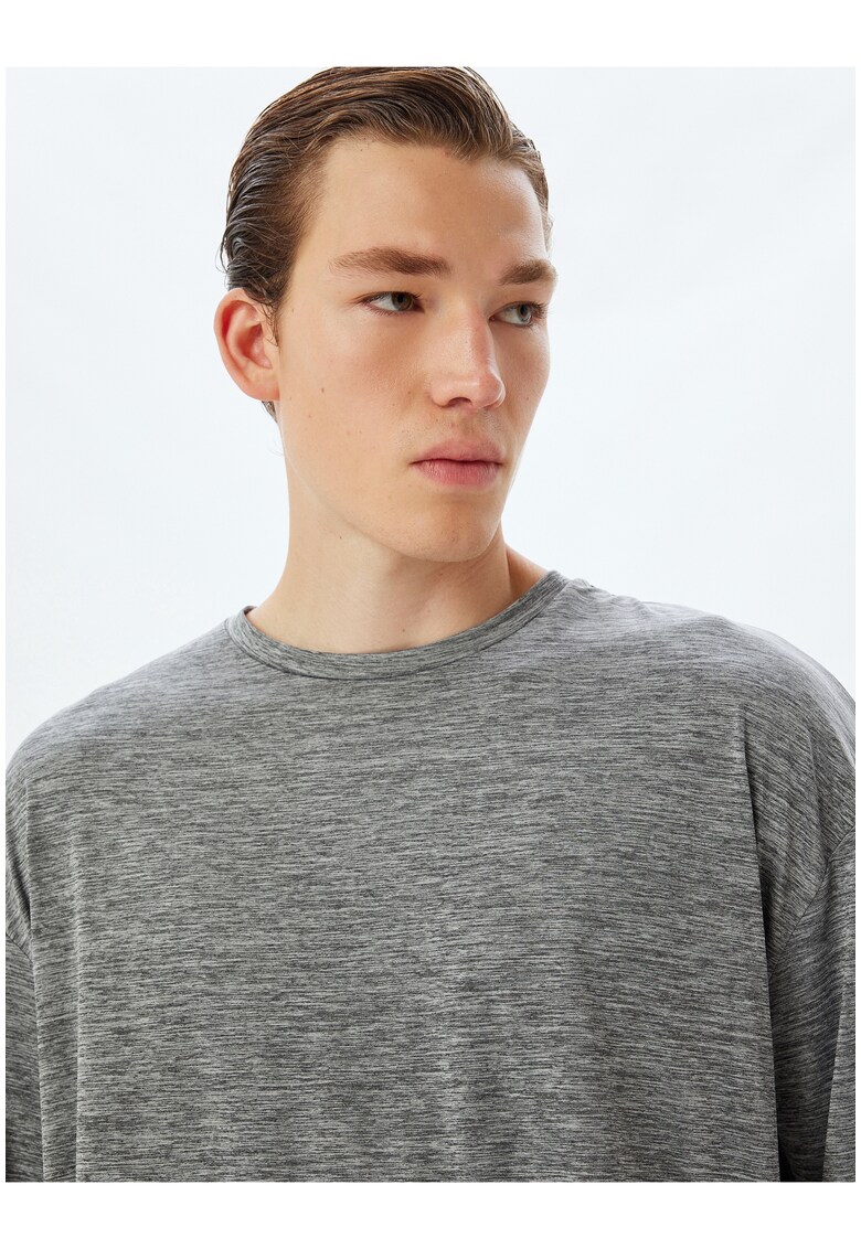 Tricou supradimensionat cu decolteu la baza gatului