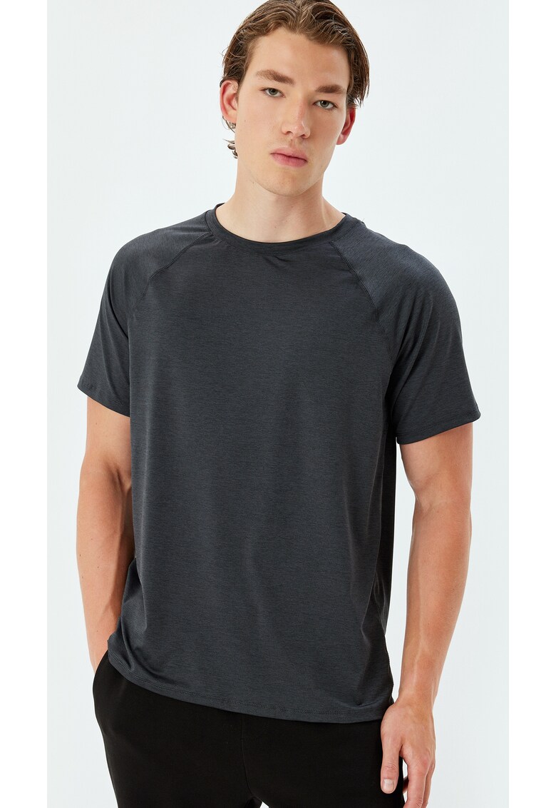 Tricou cu decolteu la baza gatului si maneci raglan