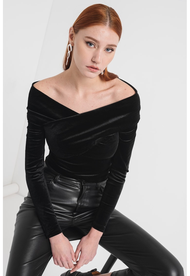 Bluza crop cu aspect de catifea si decolteu pe umeri
