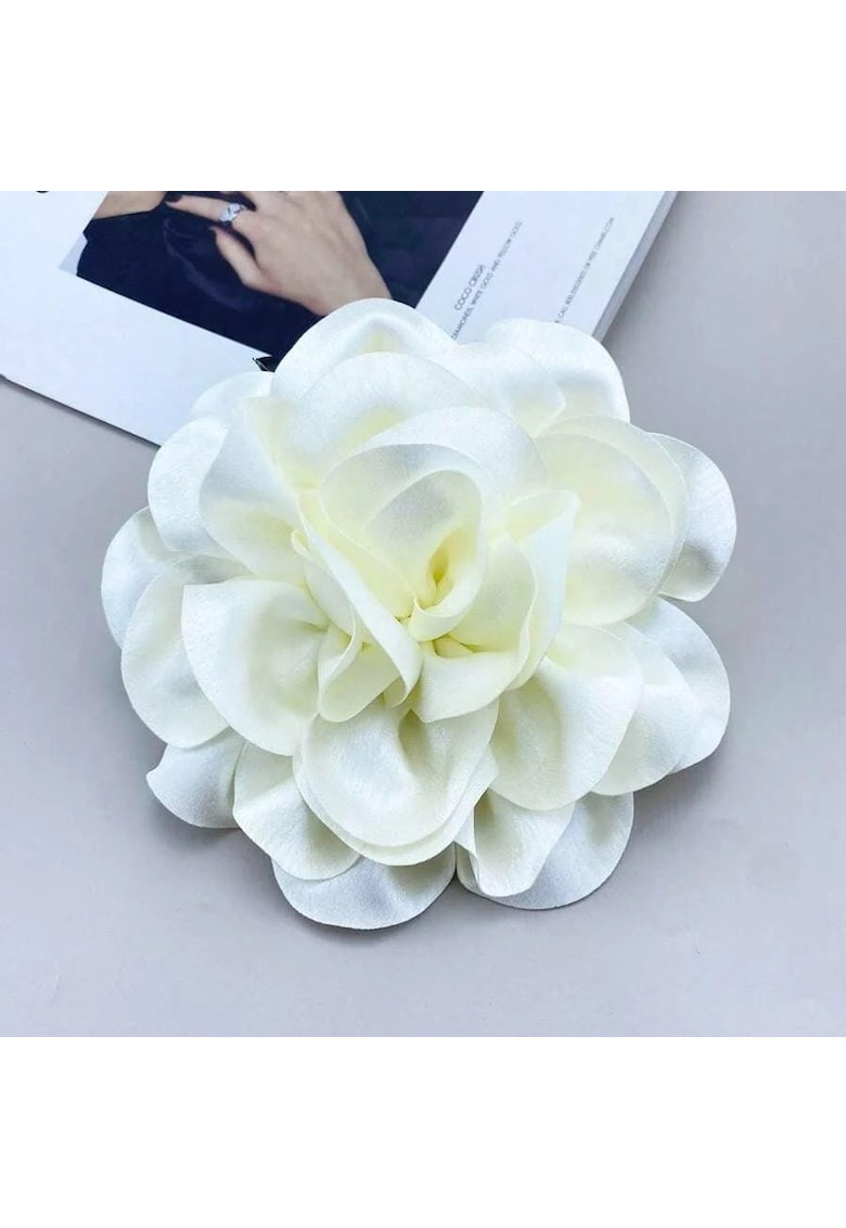 Brosa tip floare supradimensionata - alba - Maja C21