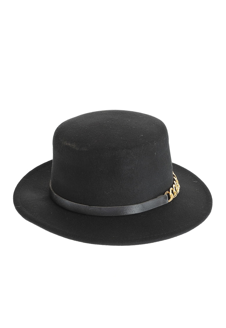 Palarie neagra cu lant auriu