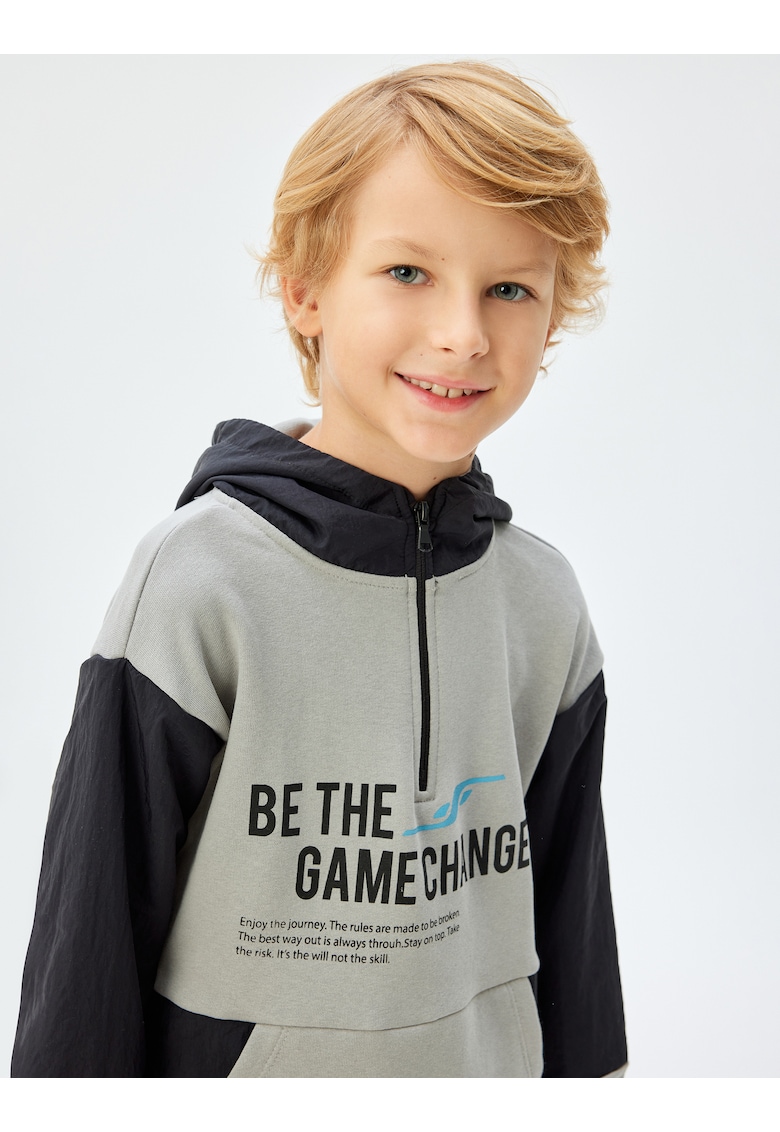 Hanorac cu text si fenta cu fermoar