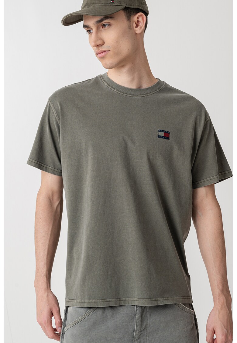 Tricou lejer cu decolteu la baza gatului