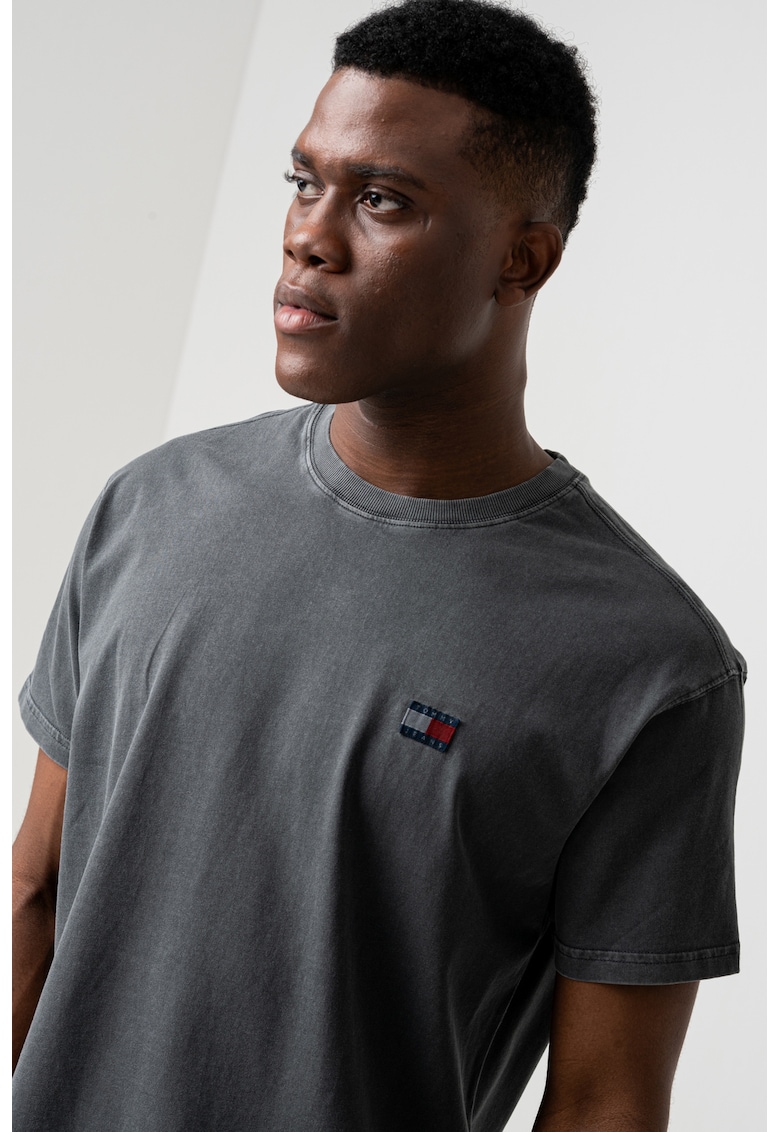 Tricou lejer cu decolteu la baza gatului