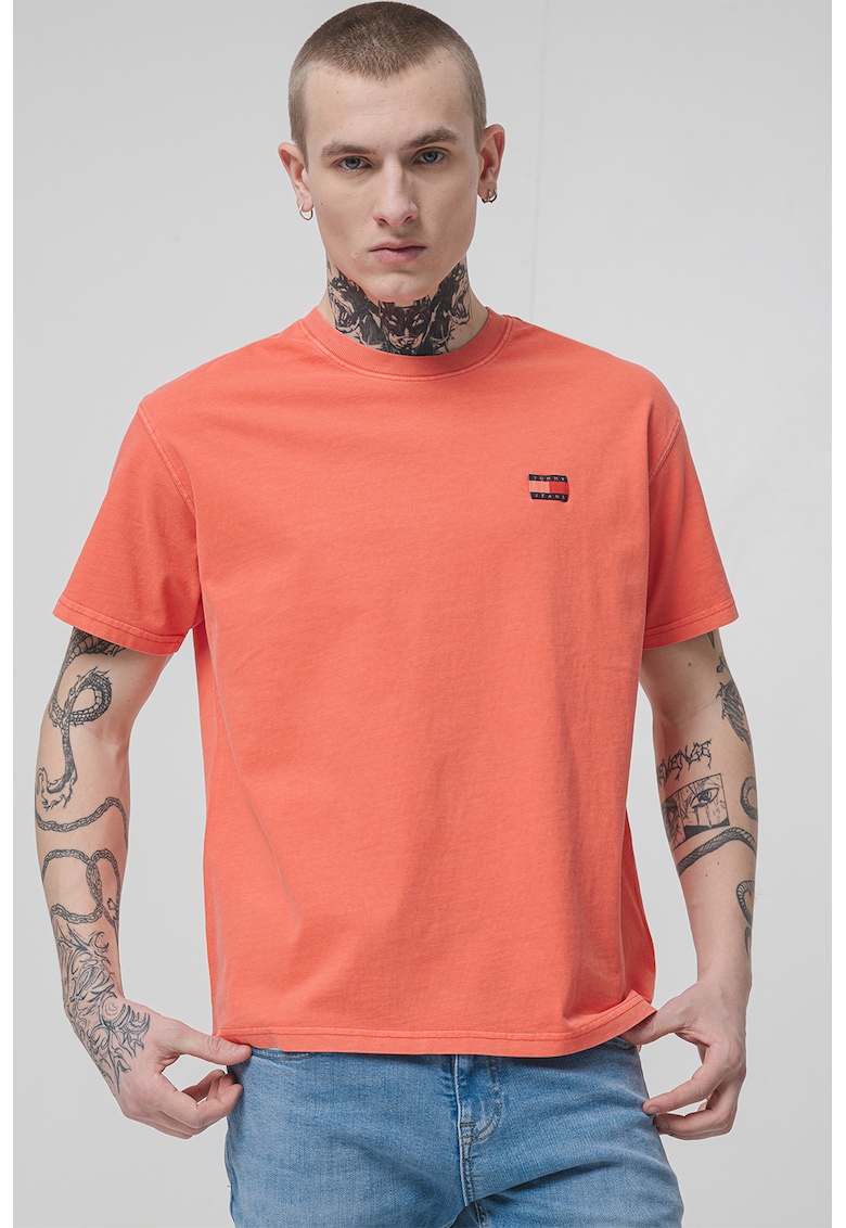 Tricou lejer cu decolteu la baza gatului