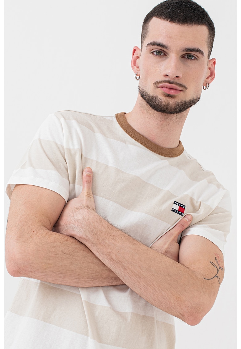 Tricou din bumbac cu model in dungi si aplicatie cu logo discret