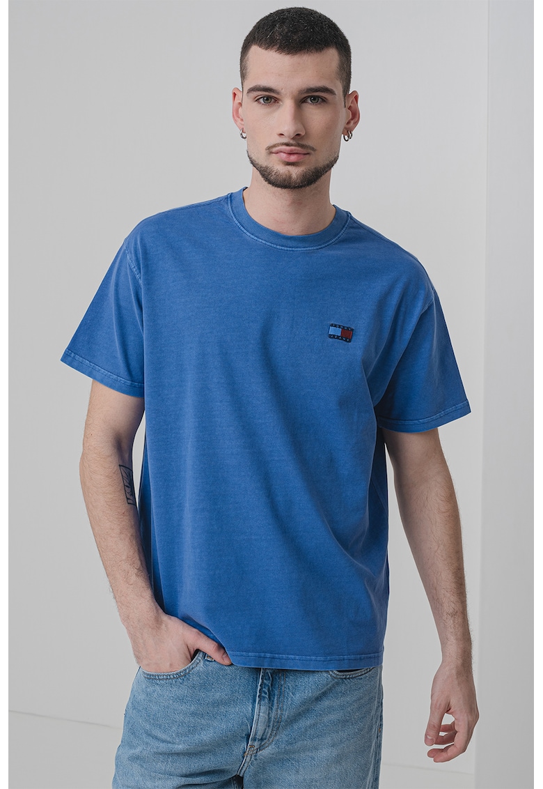 Tricou lejer cu decolteu la baza gatului