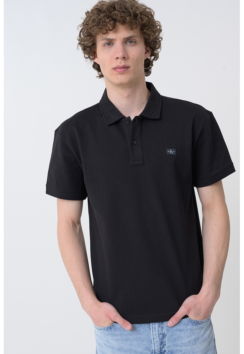 Tricou polo cu logo discret