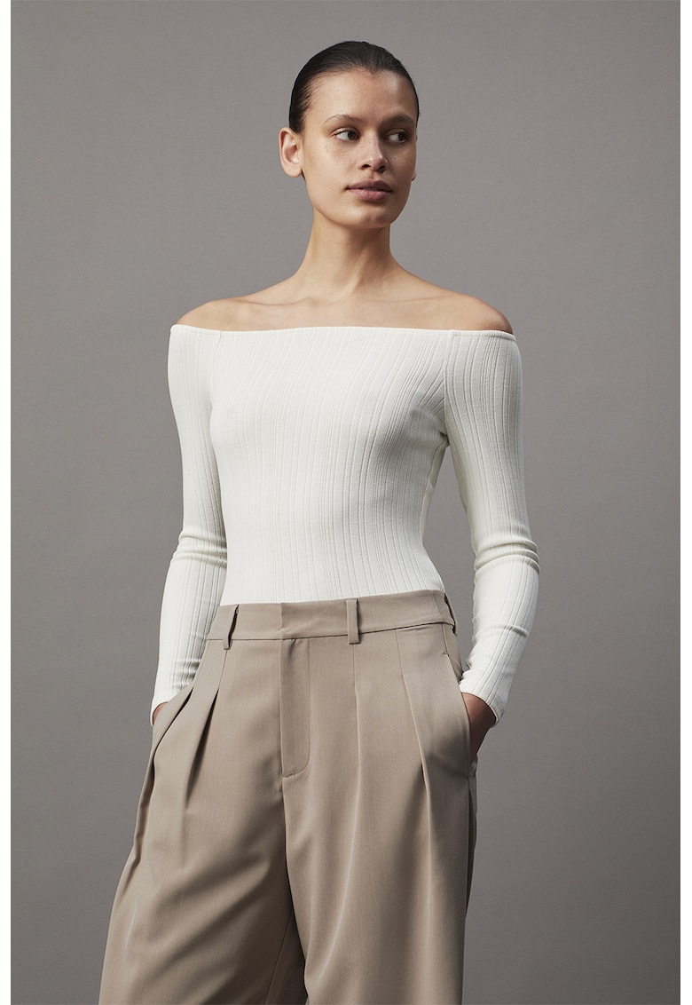 Pantaloni cu croiala ampla si pliuri