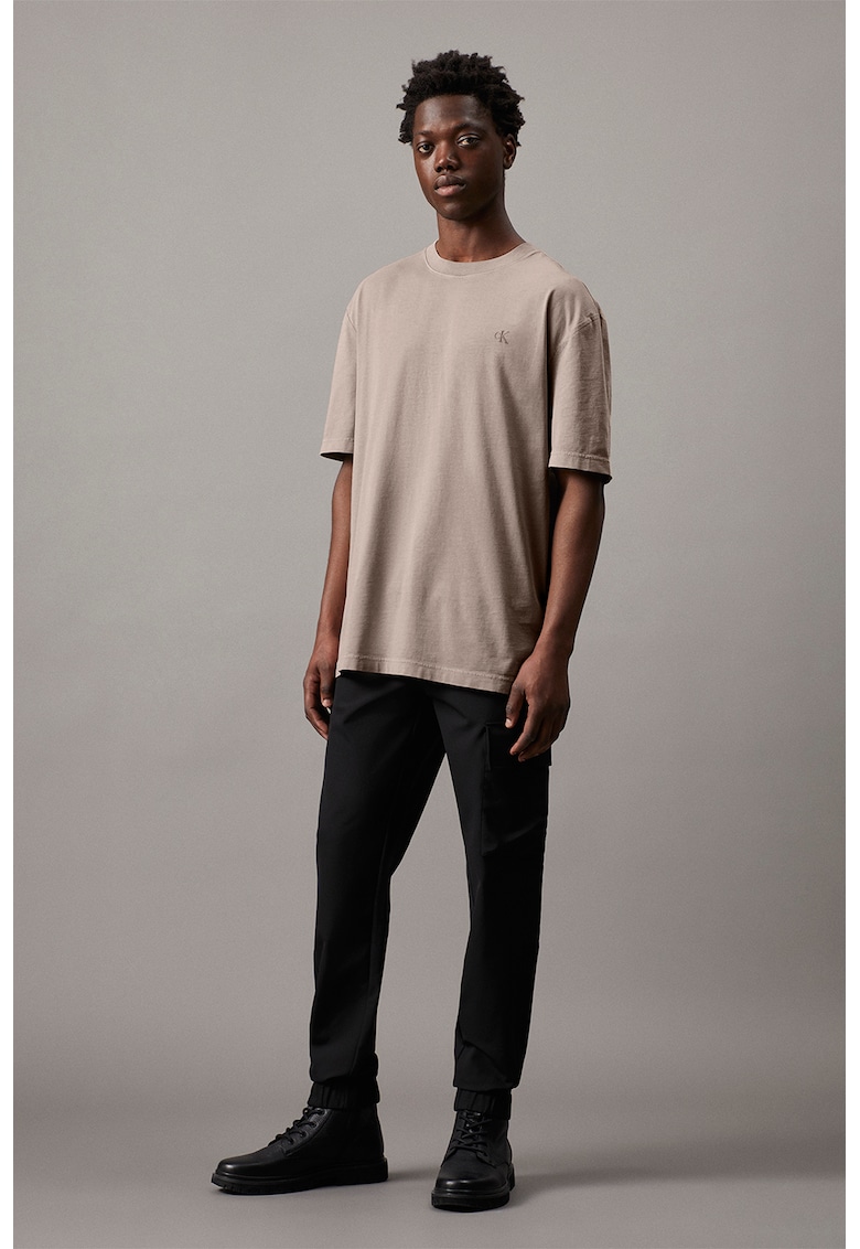 Pantaloni cu croiala conica si buzunare