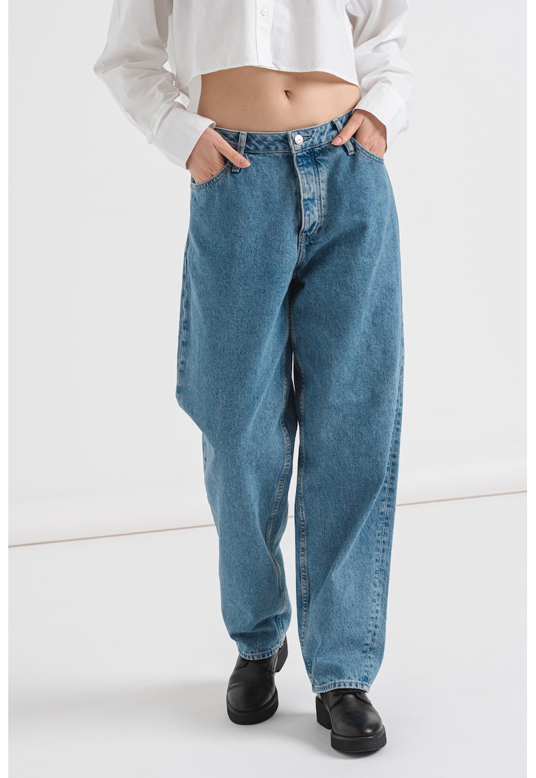 Blugi evazati cu talie medie