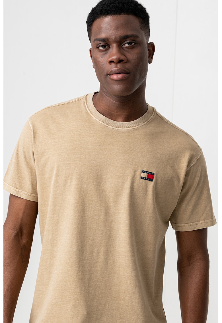 Tricou lejer cu decolteu la baza gatului