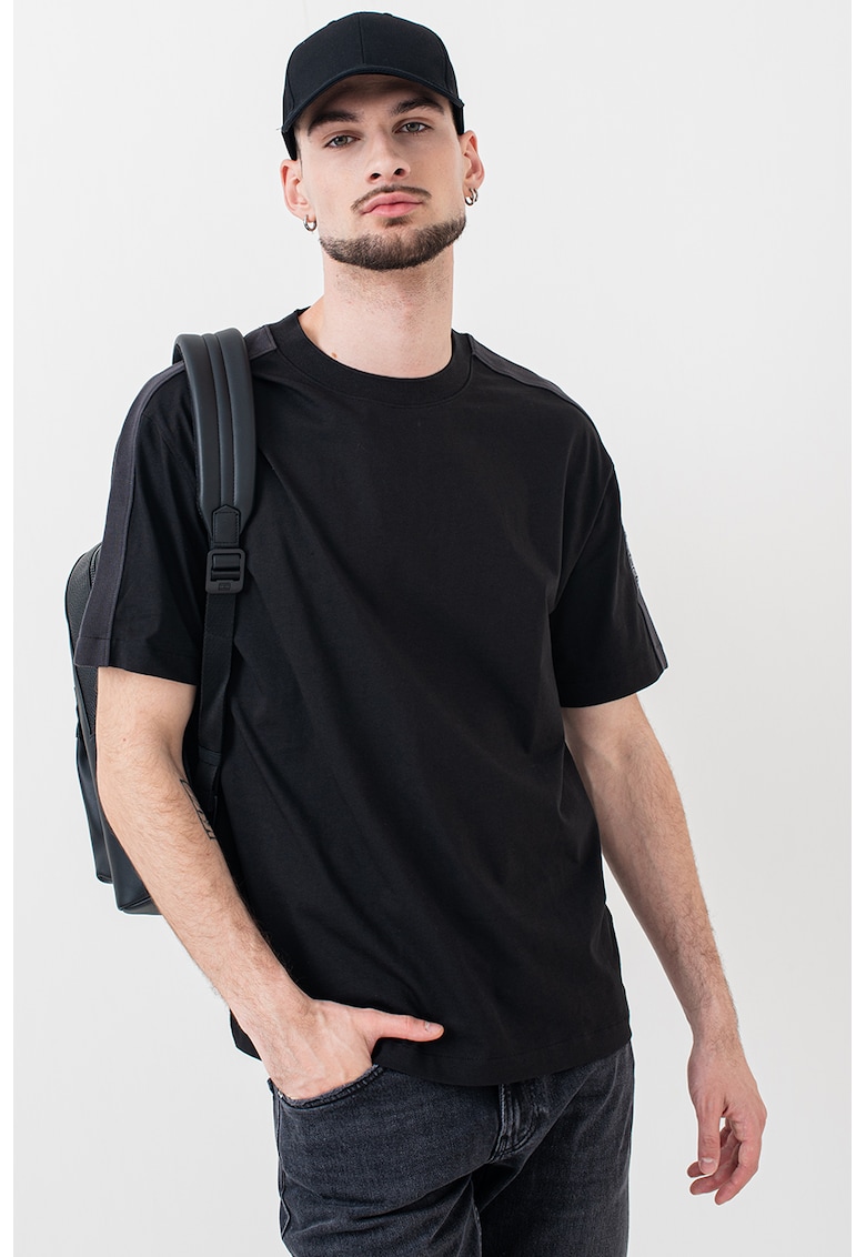 Tricou cu decolteu la baza gatului si banda logo pe maneca - Negru