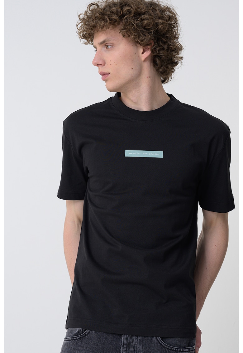 Tricou cu decolteu la baza gatului