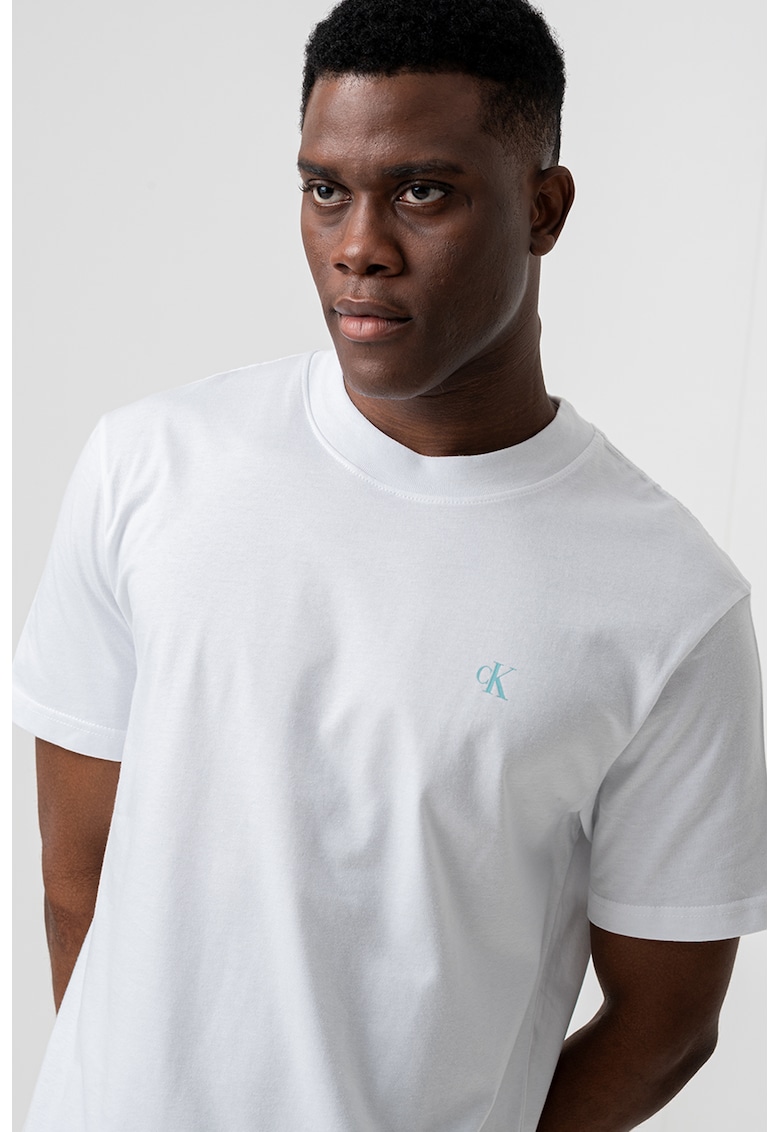 Tricou de bumbac cu decolteu la baza gatului si imprimeu logo pe spate