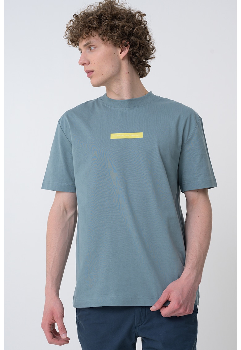 Tricou cu decolteu la baza gatului