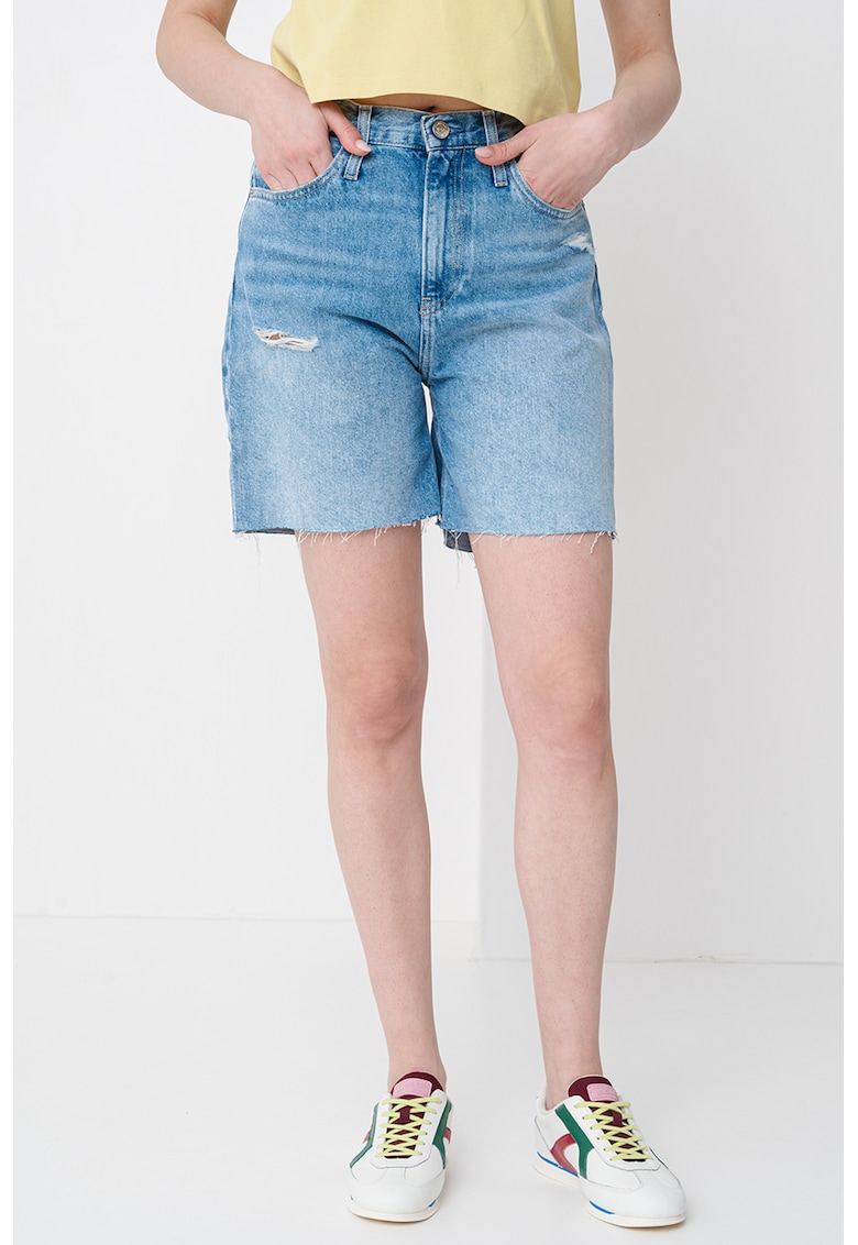 Blugi scurti cu terminatie franjurata si detalii cu aspect deteriorat