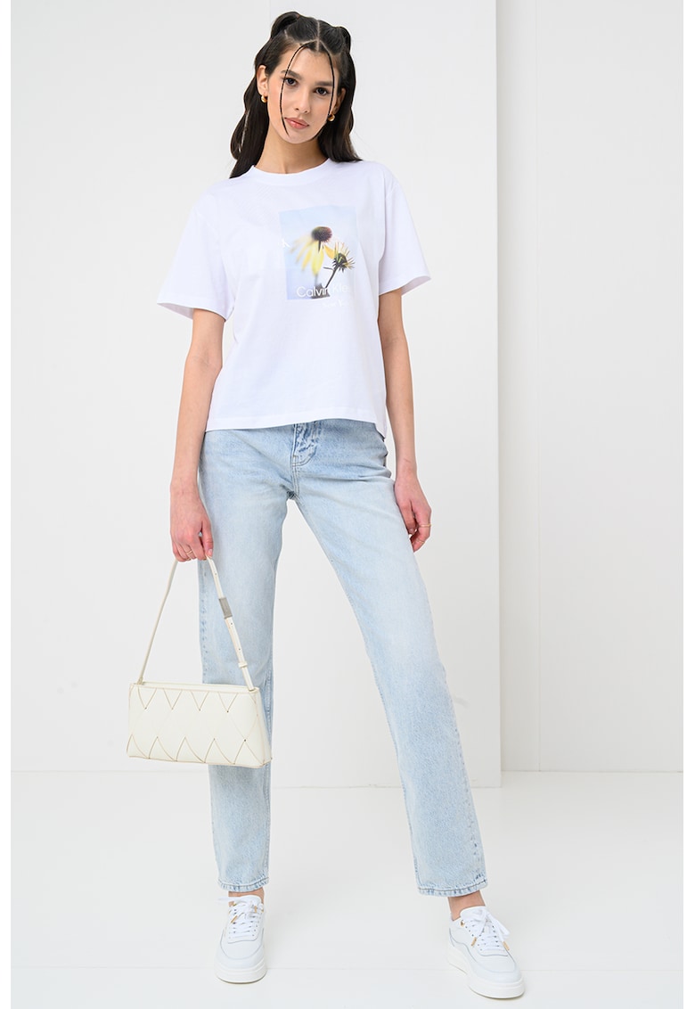 Tricou lejer cu imprimeu si decolteu la baza gatului