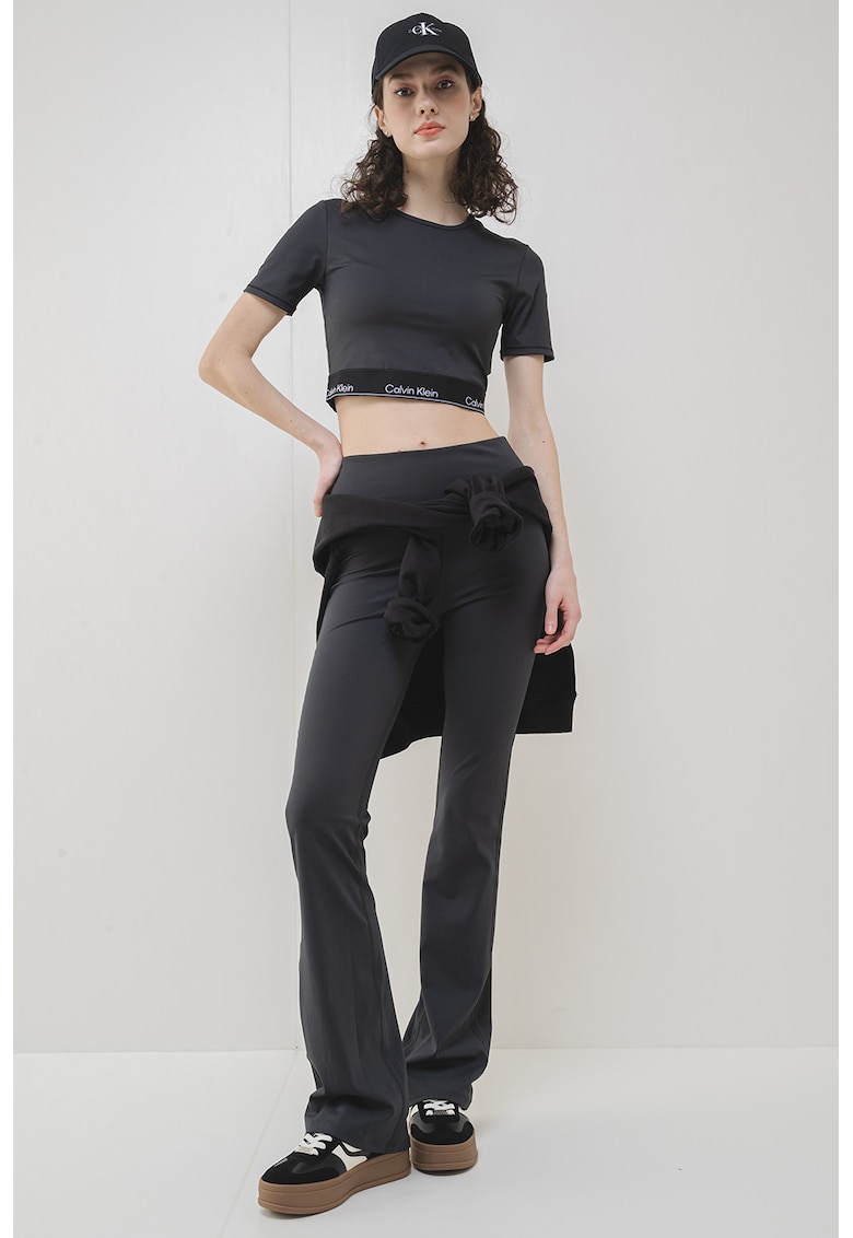 Pantaloni cu croiala ampla si talie medie