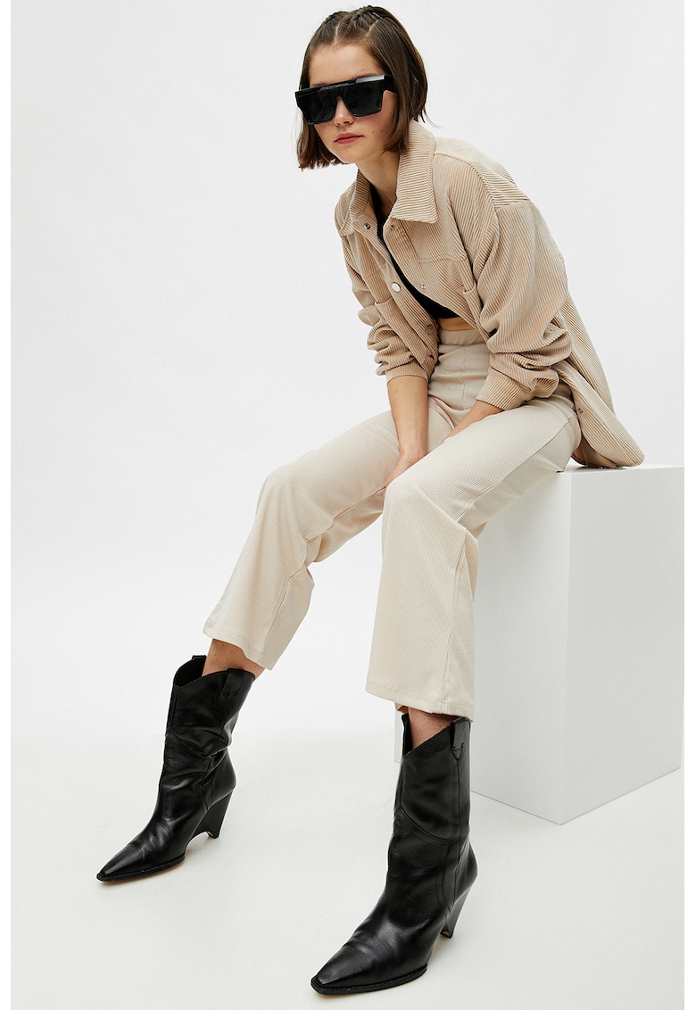 Pantaloni crop cu croiala ampla