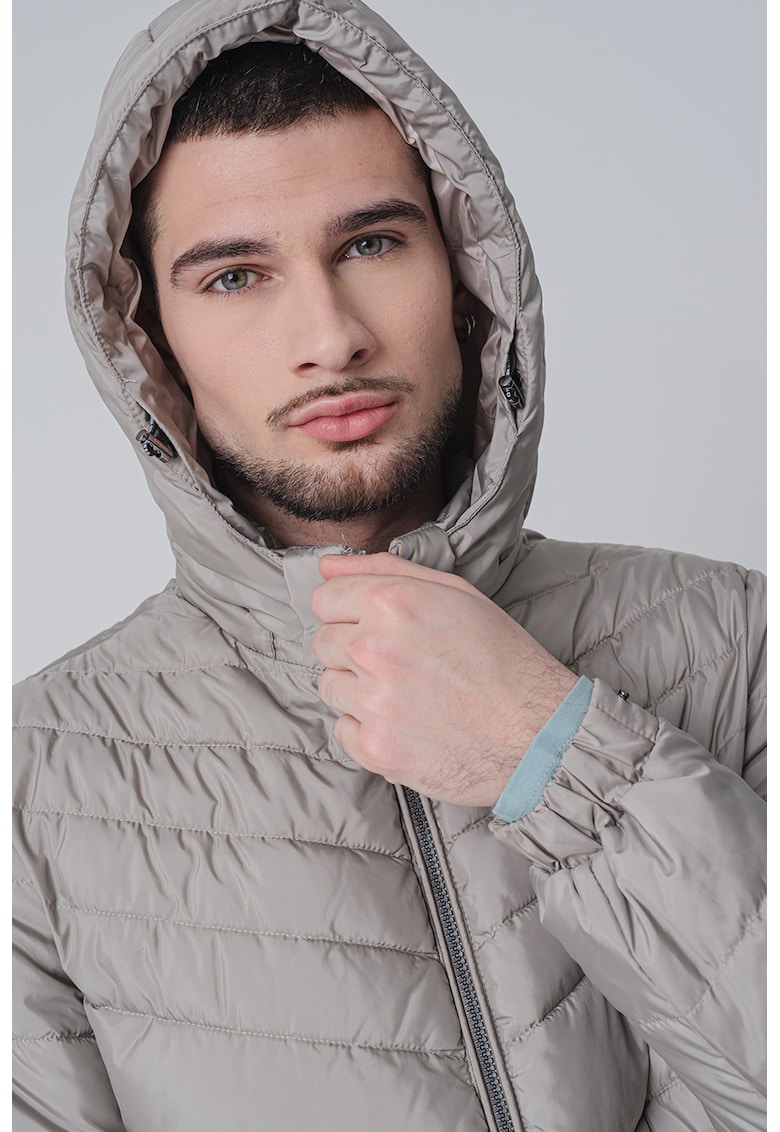 Geaca cu gluga si finisaj rezistent la apa