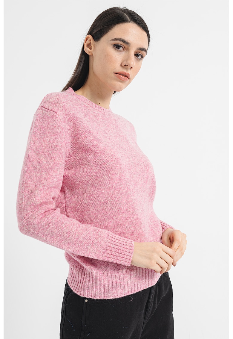 Pulover de lana virgina cu decolteu la baza gatului