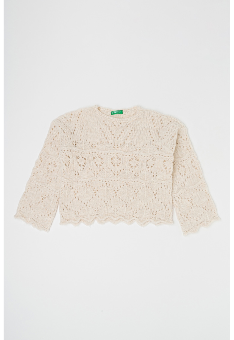 Pulover tricotat cu model cu perforatii