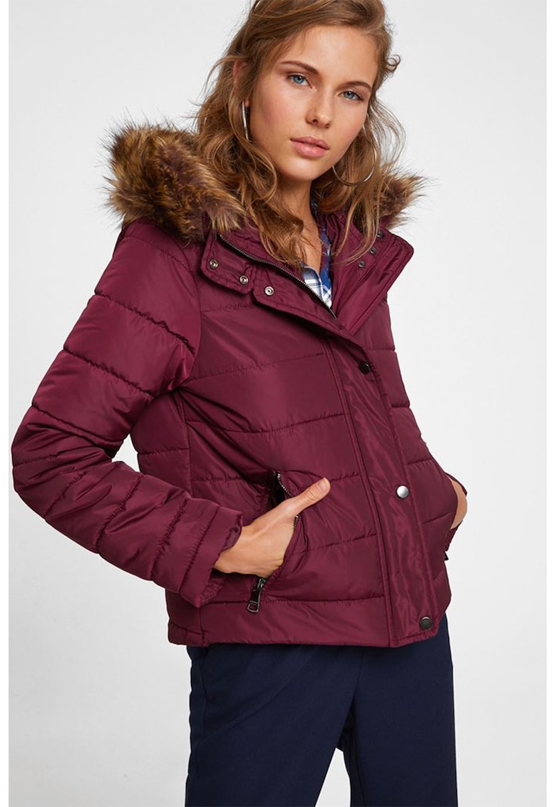 Geaca matlasata cu buzunare cu fermoar