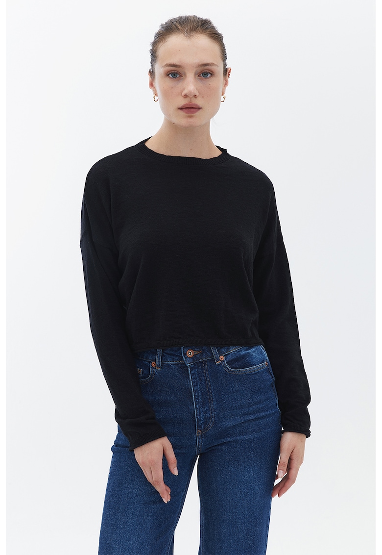 Pulover tricotat fin cu decolteu la baza gatului