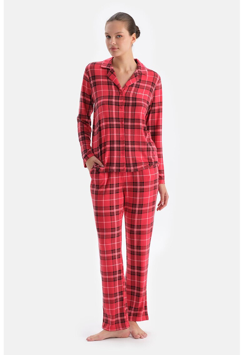 Pijama cu pantaloni lungi - model in carouri si buzunare laterale