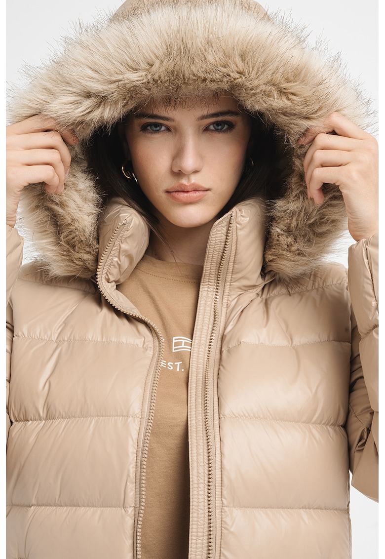 Geaca cu umplutura de puf si gluga