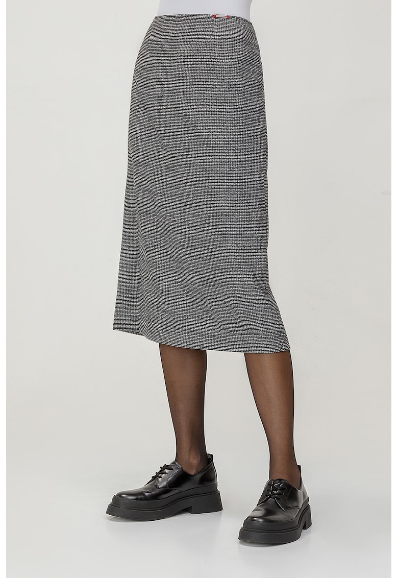 Fusta cu croiala creion si model in carouri