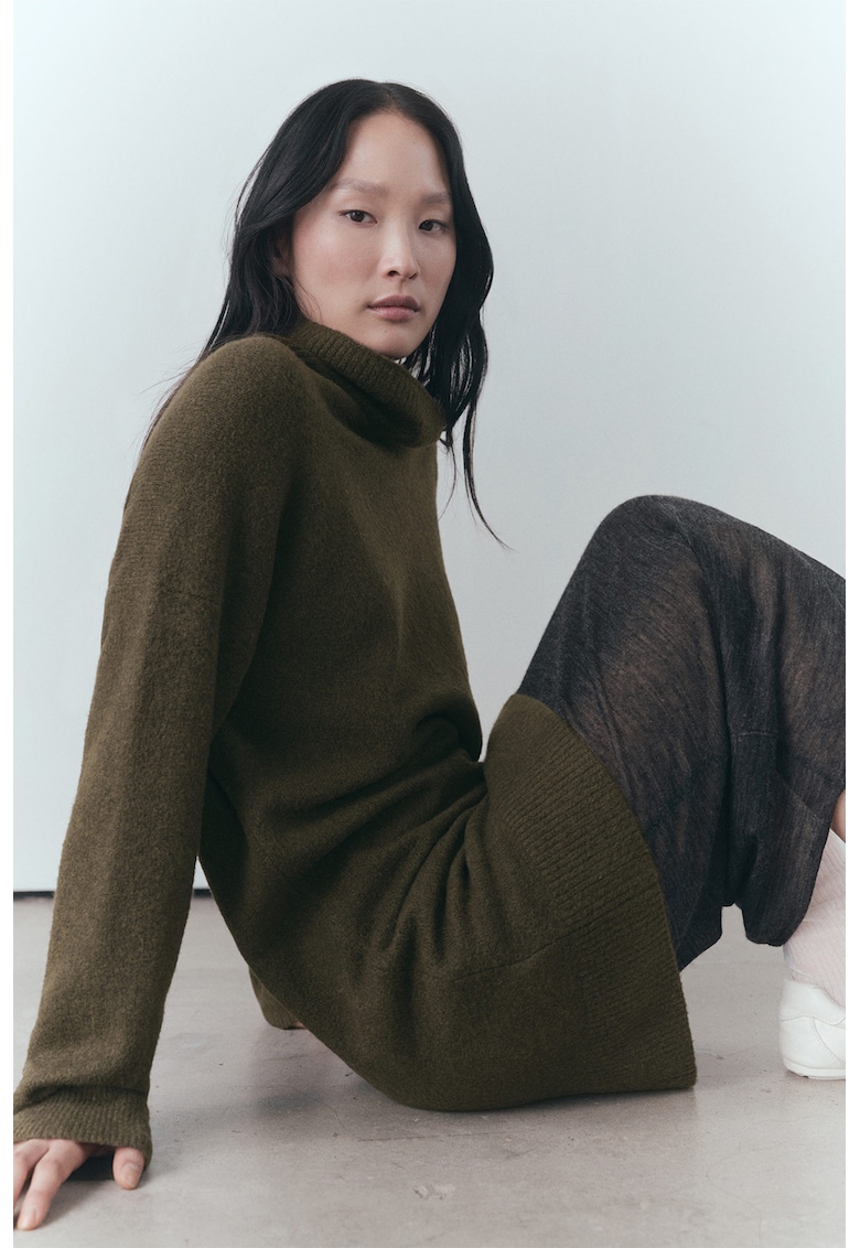 Rochie-pulover lejera cu guler inalt