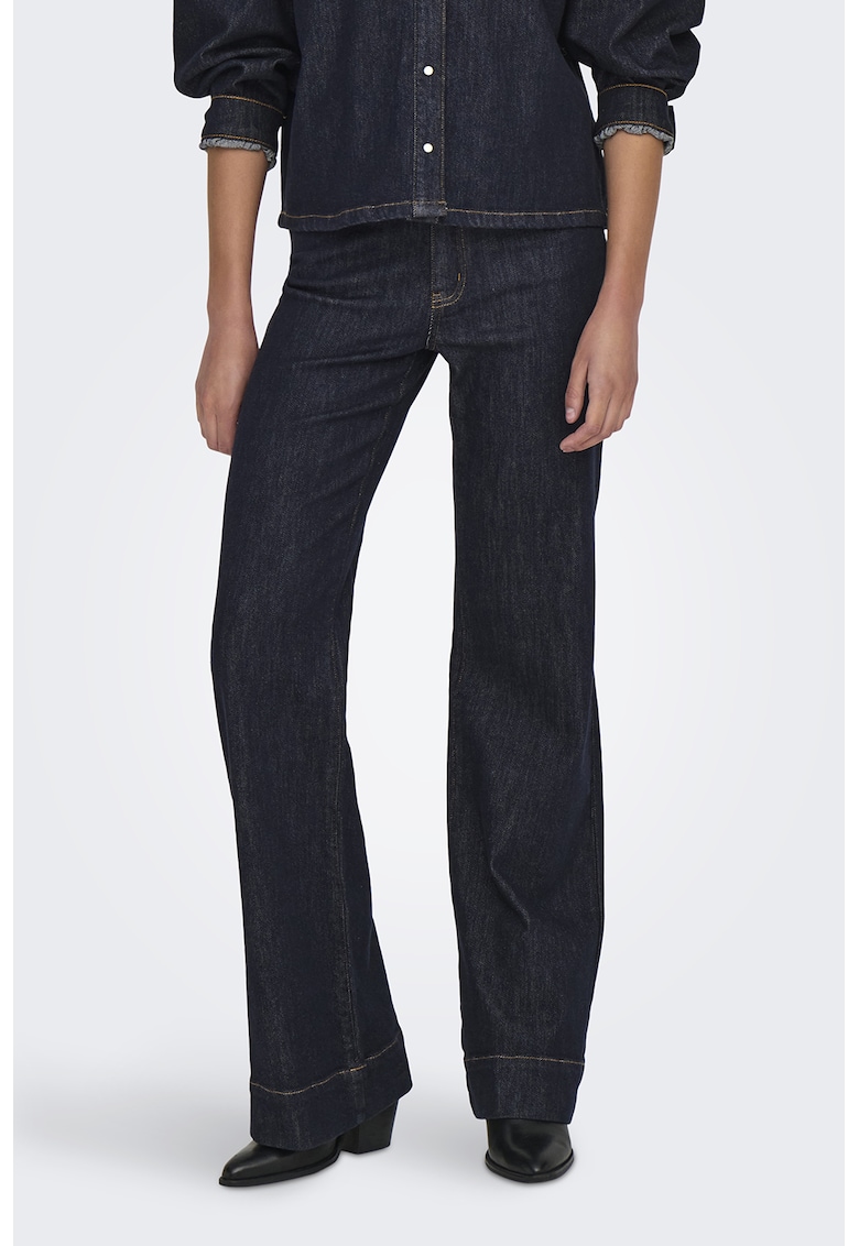 Blugi cu croiala ampla si model 5 buzuare