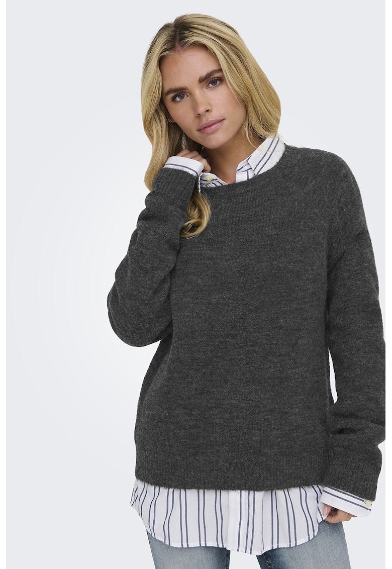 Pulover cu decolteu la baza gatului din amestec de lana