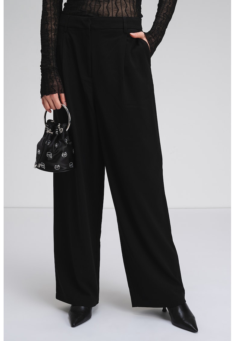 Pantaloni cu croiala ampla si talie joasa