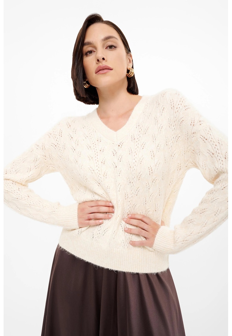 Pulover cu perforatii si maneci cazute
