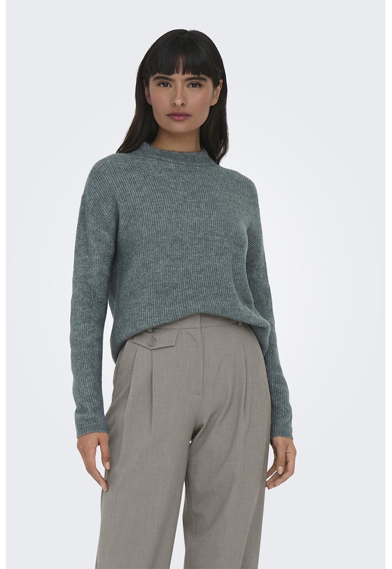 Pulover striat cu decolteu la baza gatului