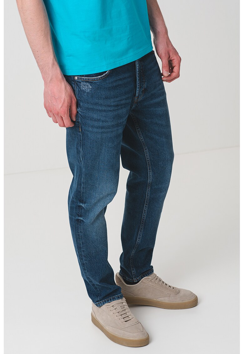 Blugi conici cu talie medie