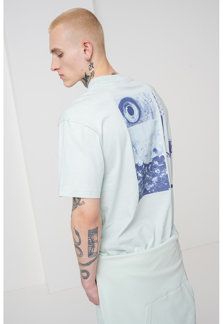 Tricou cu decolteu la baza gatului si model - Albastru pastel