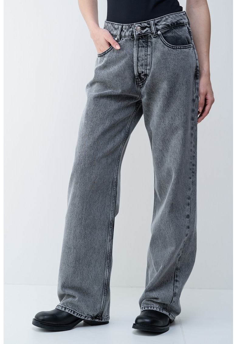 Blugi drepti cu nasturi