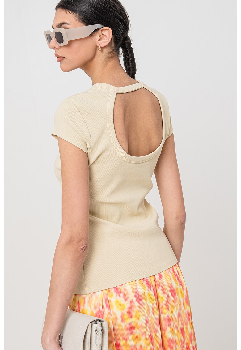 Tricou elastic cu decupaj pe partea din spate