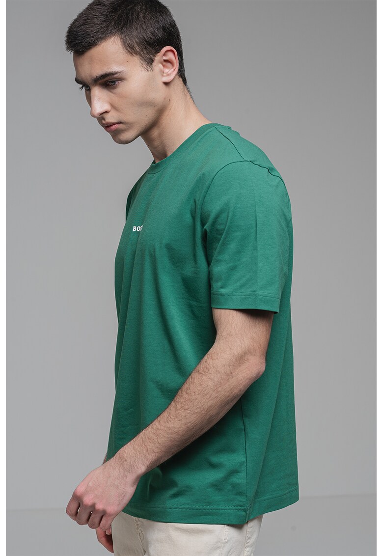 Tricou cu decolteu la baza gatului si logo discret