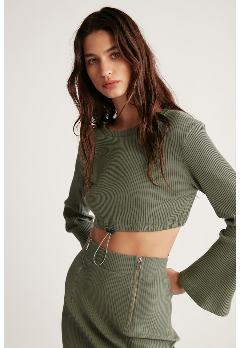 Bluza crop din amestec de bumbac cu decolteu la baza gatului Bluza crop din amestec de bumbac cu decolteu la baza gatului