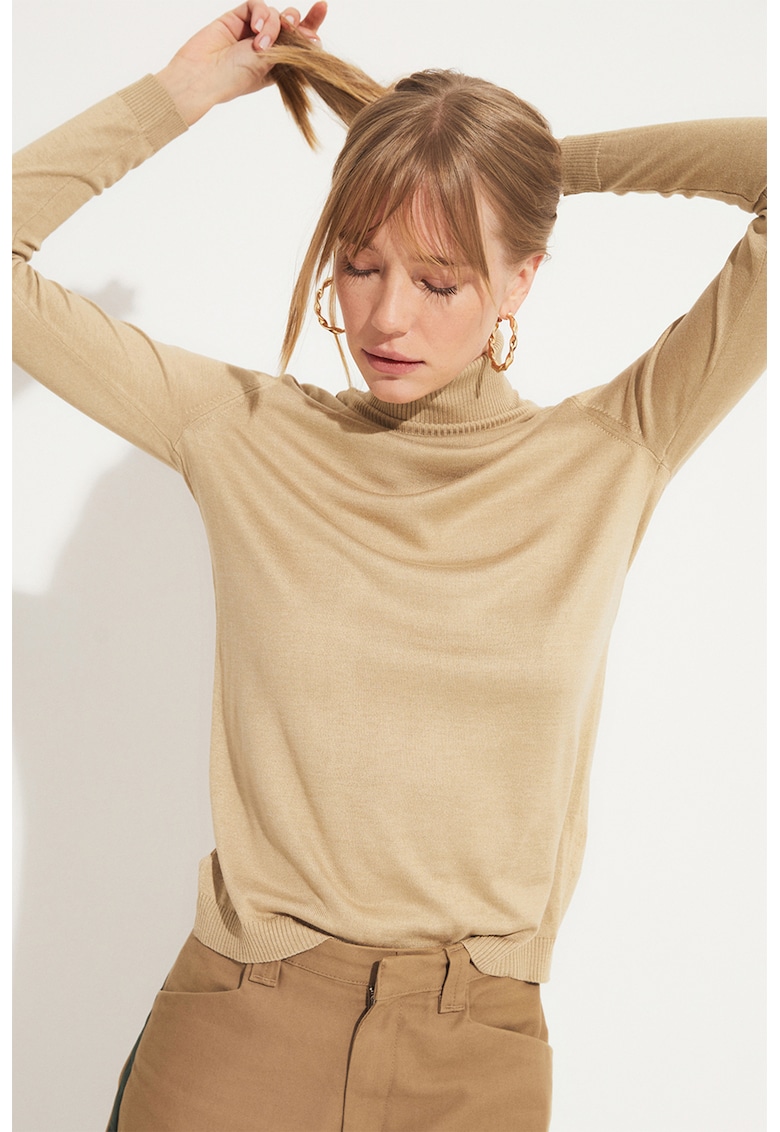 Pulover uni slim fit cu guler inalt Pulover uni slim fit cu guler inalt