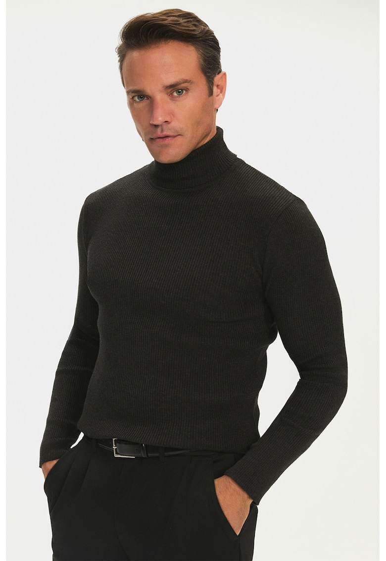 Pulover striat slim fit cu guler inalt