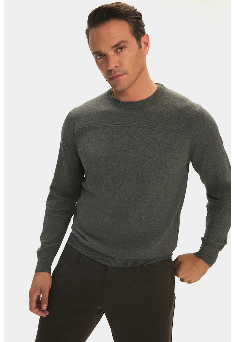 Pulover cu decolteu la baza gatului si model uni