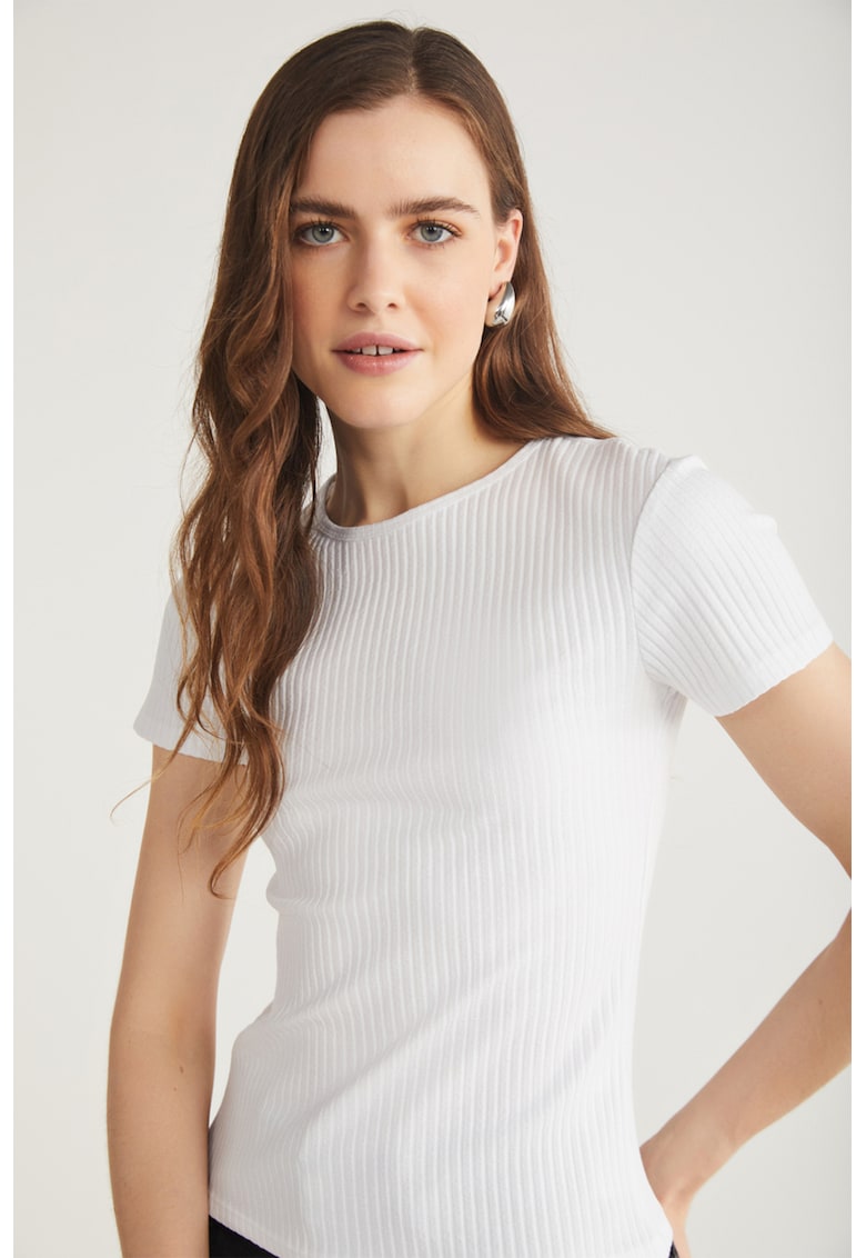 Tricou cu decolteu la baza gatului si aspect striat Tricou cu decolteu la baza gatului si aspect striat