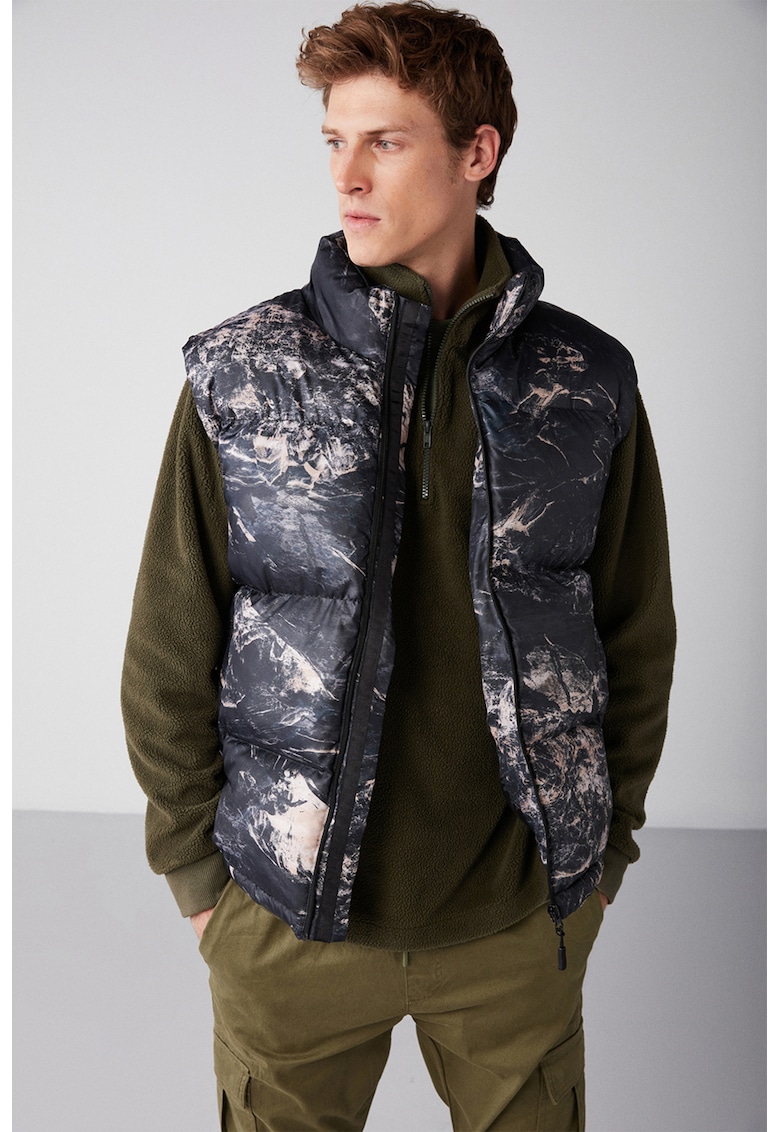 Vesta cu buzunare laterale si model grafic