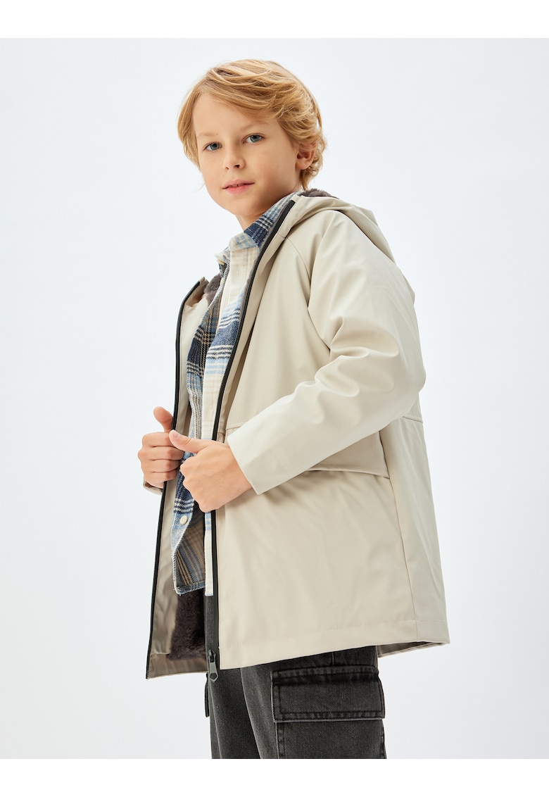 Pelerina de ploaie cu gluga si captuseala din blana sintetica